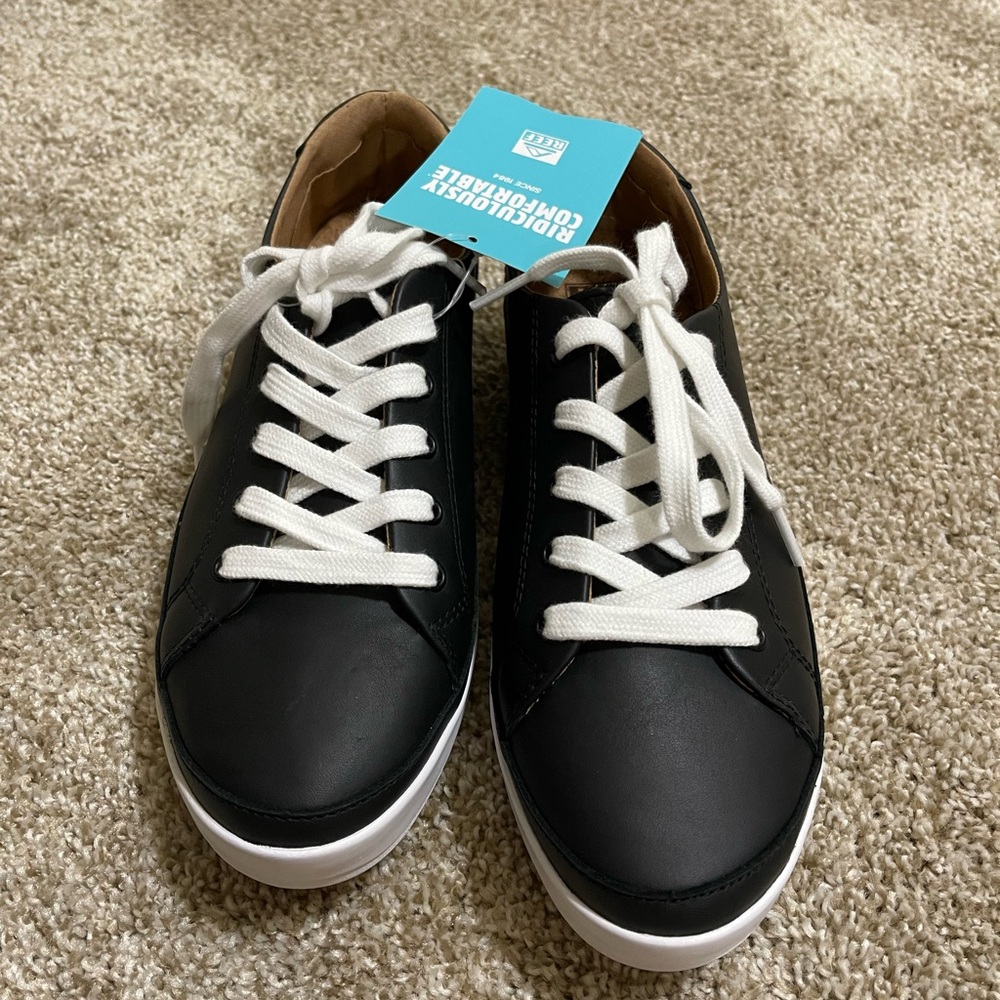 NWT reef tennis shoes size 9